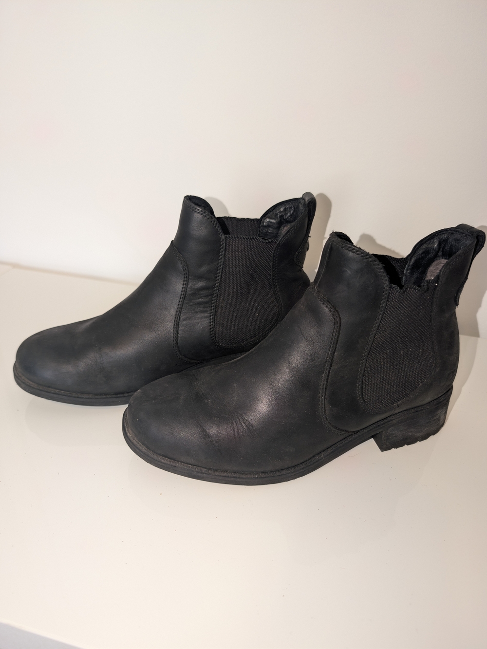 UGG Black Leather Chelsea Ankle Boots Size 8